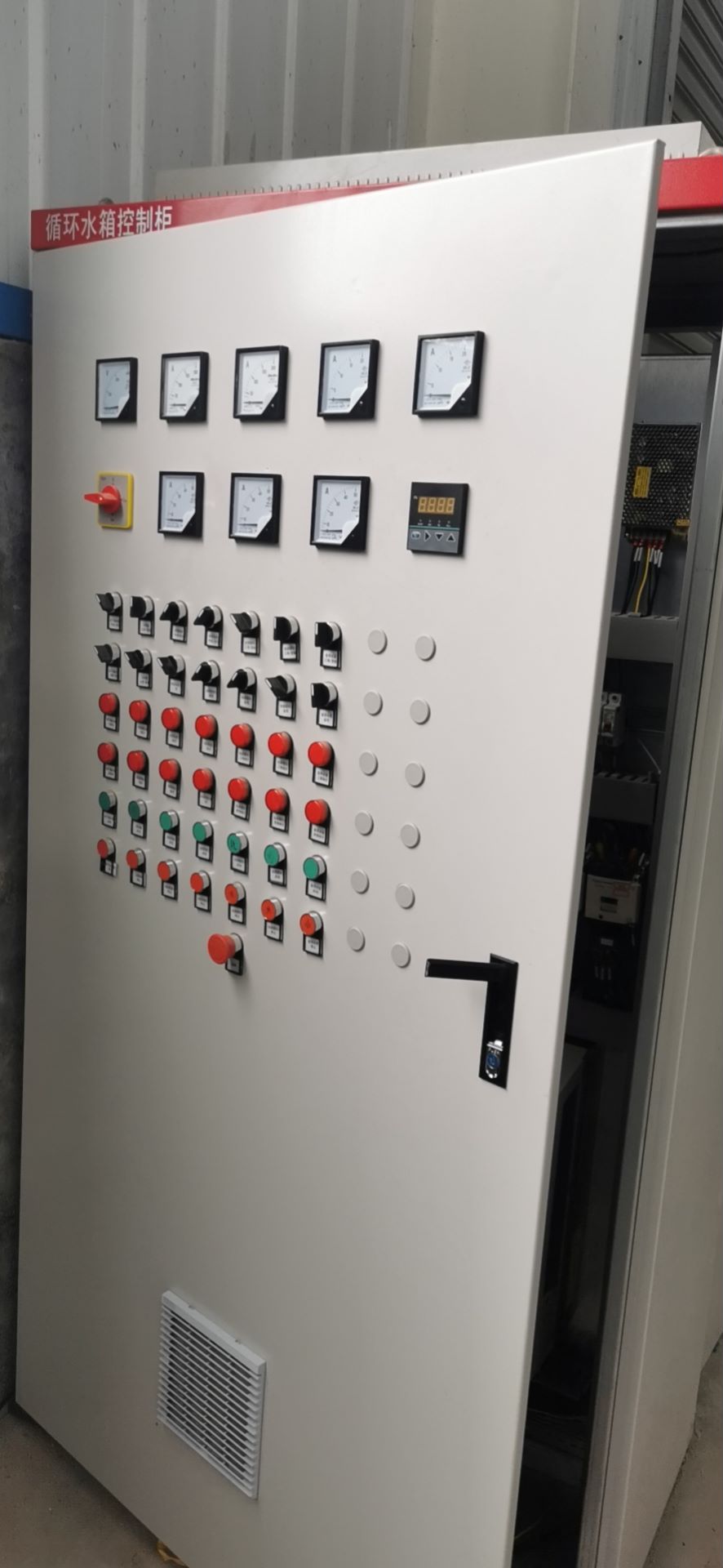 循環(huán)系統(tǒng)自動控制柜 中央空調(diào)恒壓變頻水泵電控柜(圖1) 循環(huán)系統(tǒng)自動控制柜 中央空調(diào)恒壓變頻水泵電控柜(圖1)